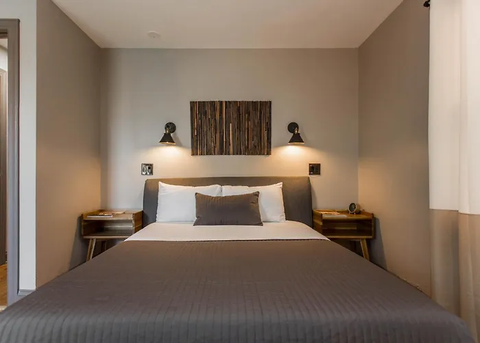 Deluxe Queen Room